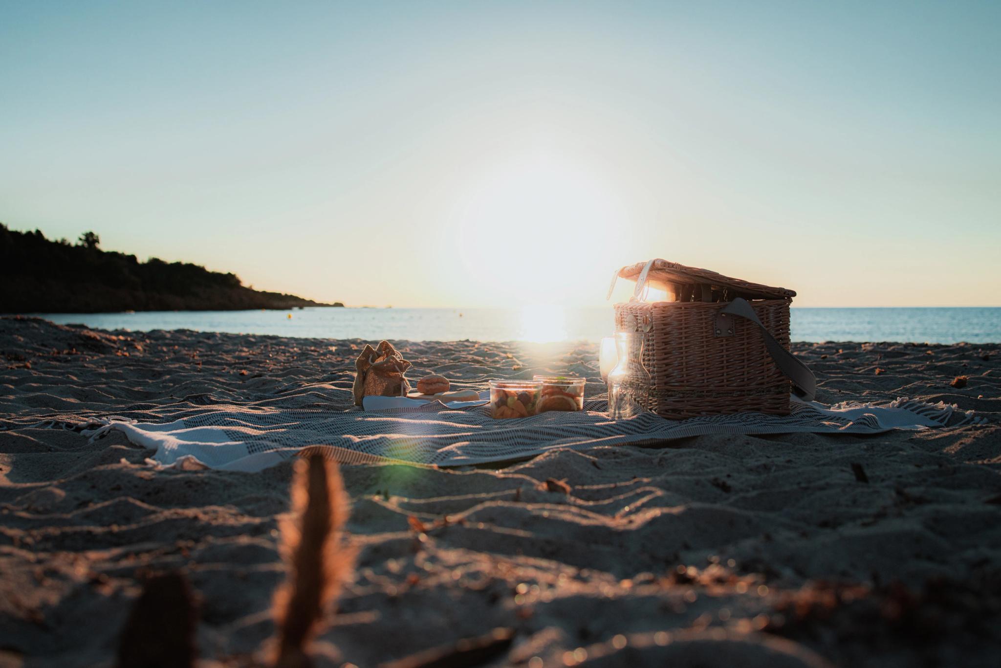 Pique-nique sur une plage avec couché de soleil aux alentours des Oliviers de Palombaggia en Corse-du-Sud.