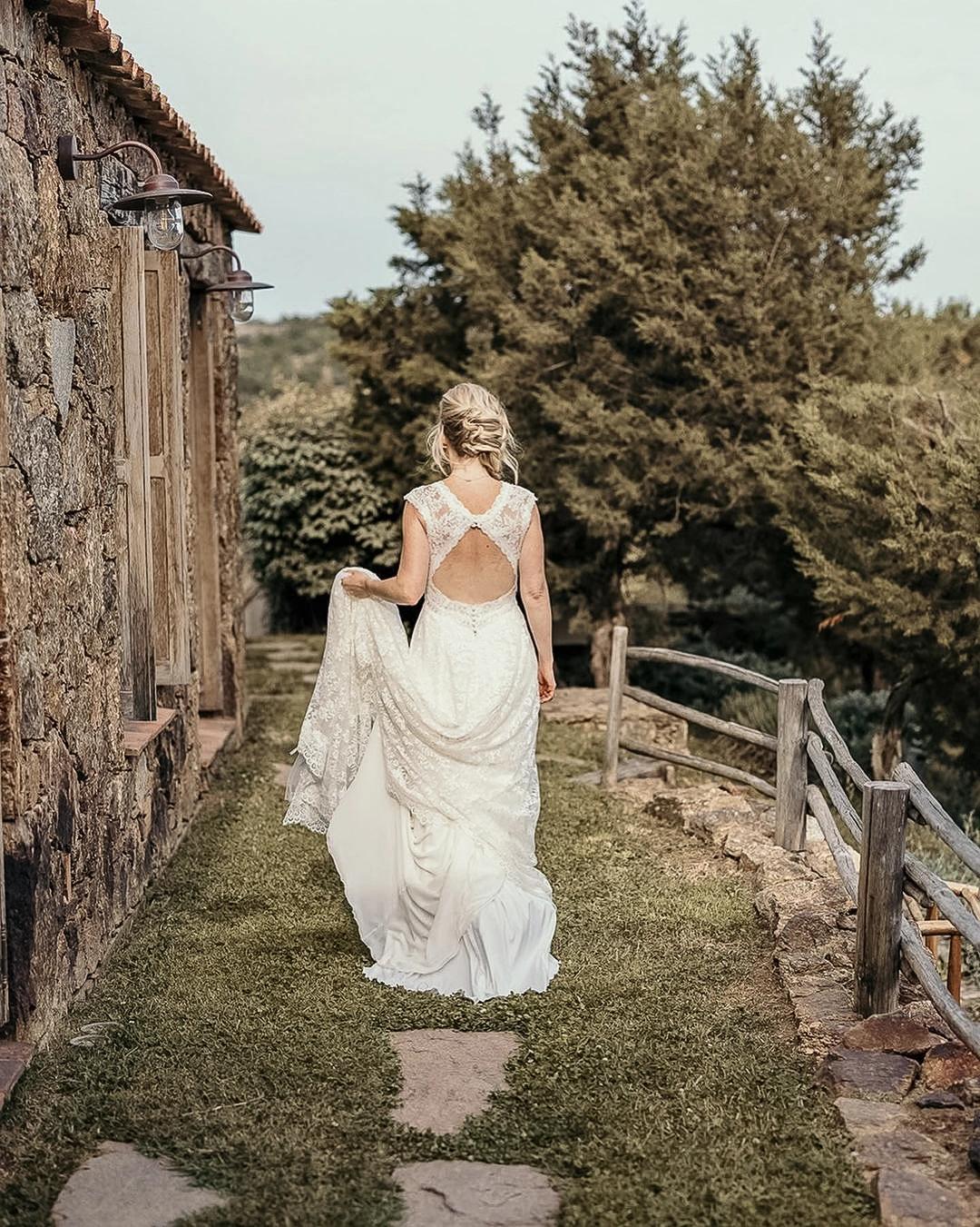 Femme de dos en robe de mariée aux Oliviers de Palombaggia en Corse-du-Sud.