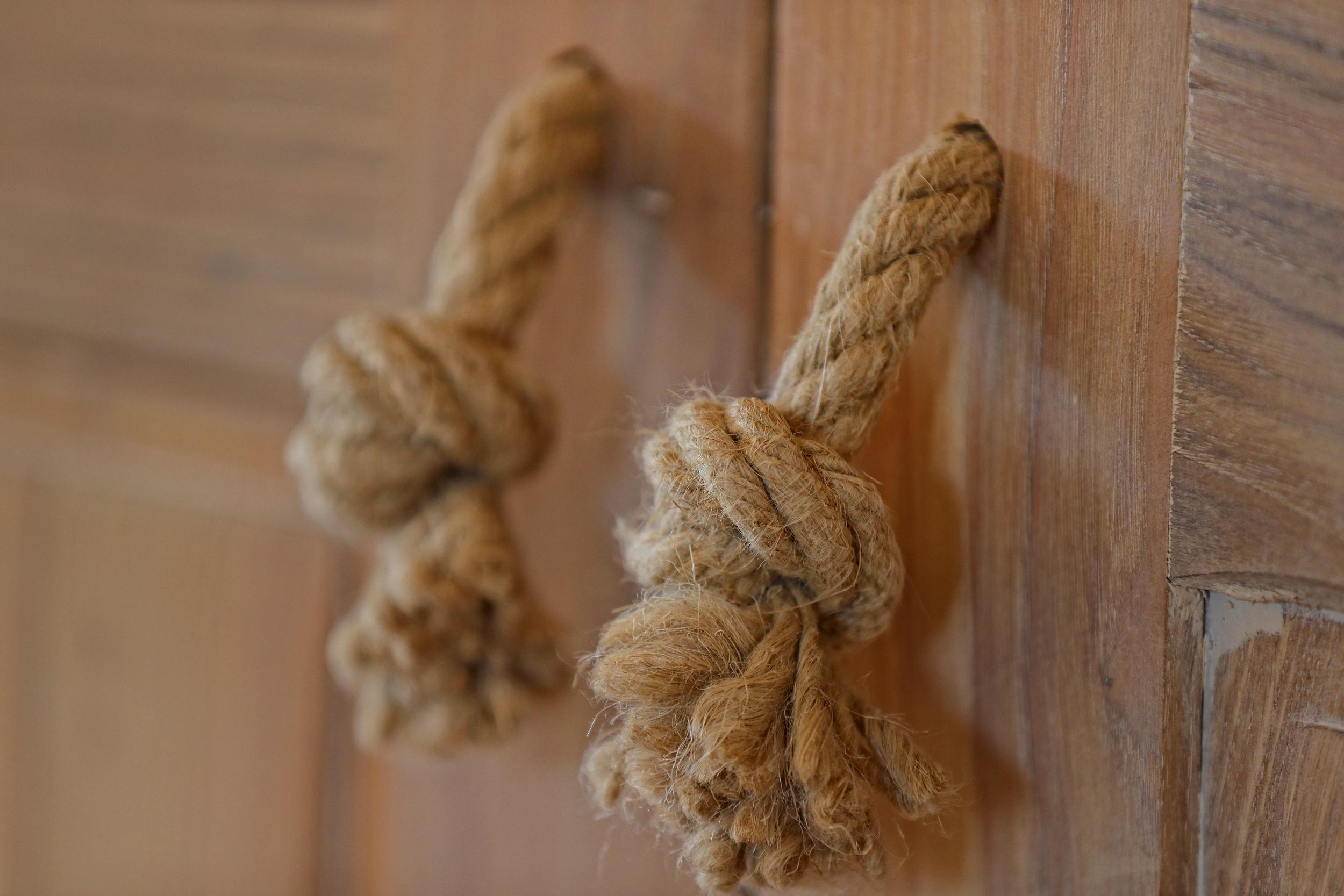 Poignées en ficelles d'une porte en bois aux Oliviers de Palombaggia en Corse-du-Sud.