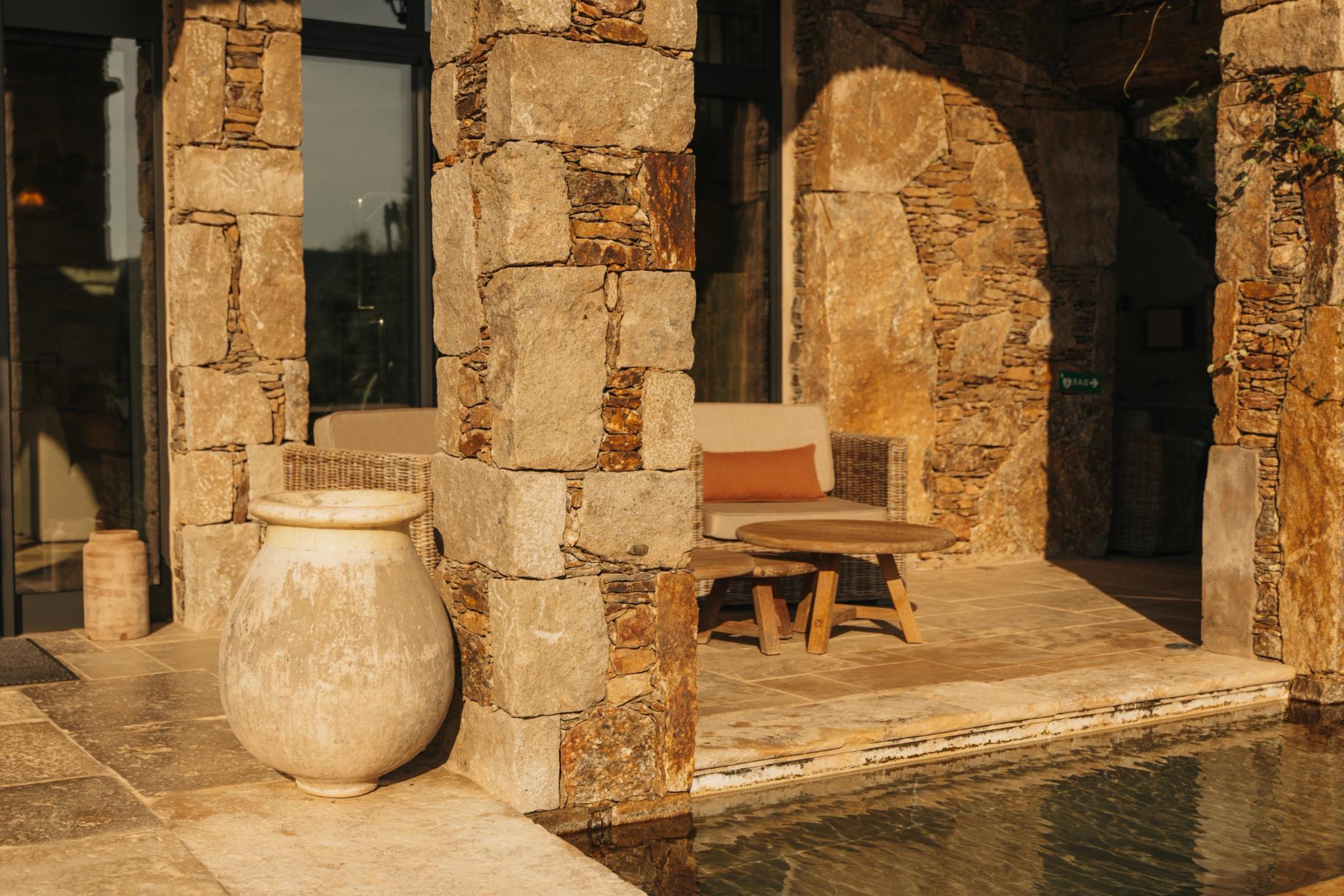Terrasse en pierre avec lumière chaleureuse aux Oliviers de Palombaggia en Corse-du-Sud.