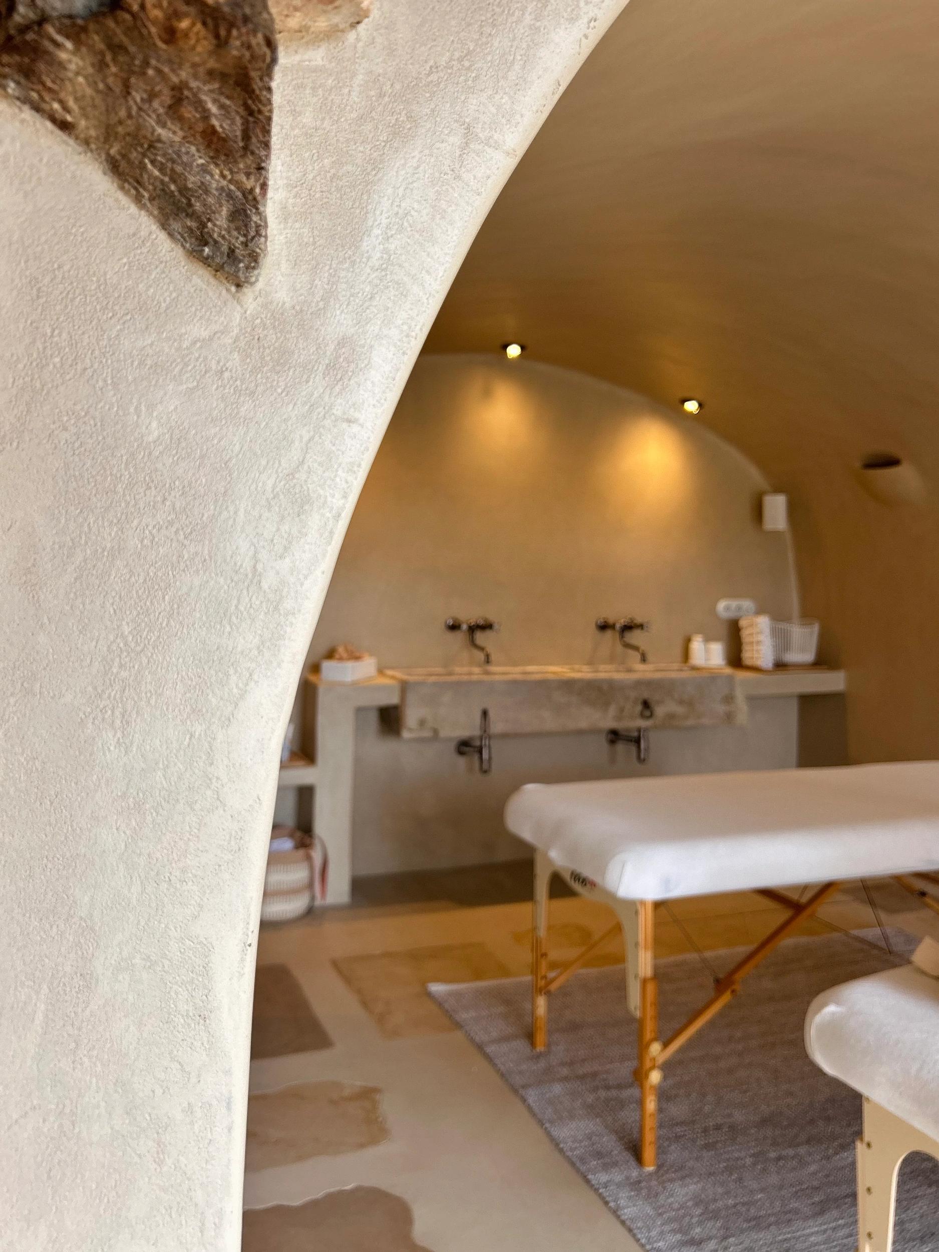 Tables de massage formant un espace détente aux Oliviers de Palombaggia en Corse-du-Sud.