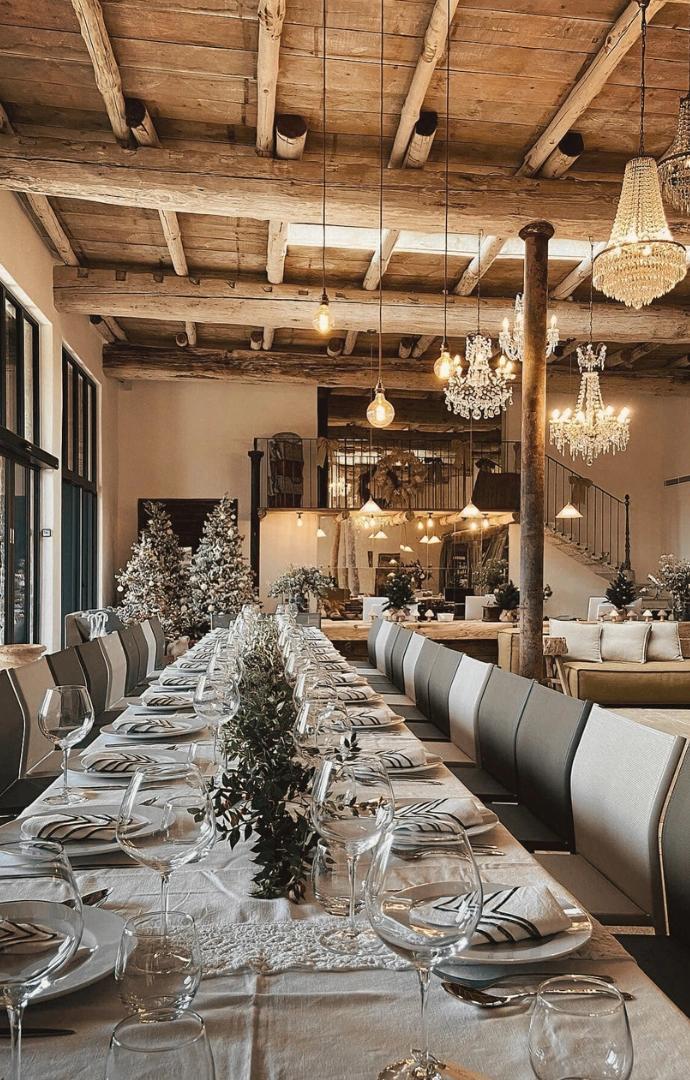 Grande table à manger dans une grande pièce lumineuse aux Oliviers de Palombaggia en Corse-du-Sud.