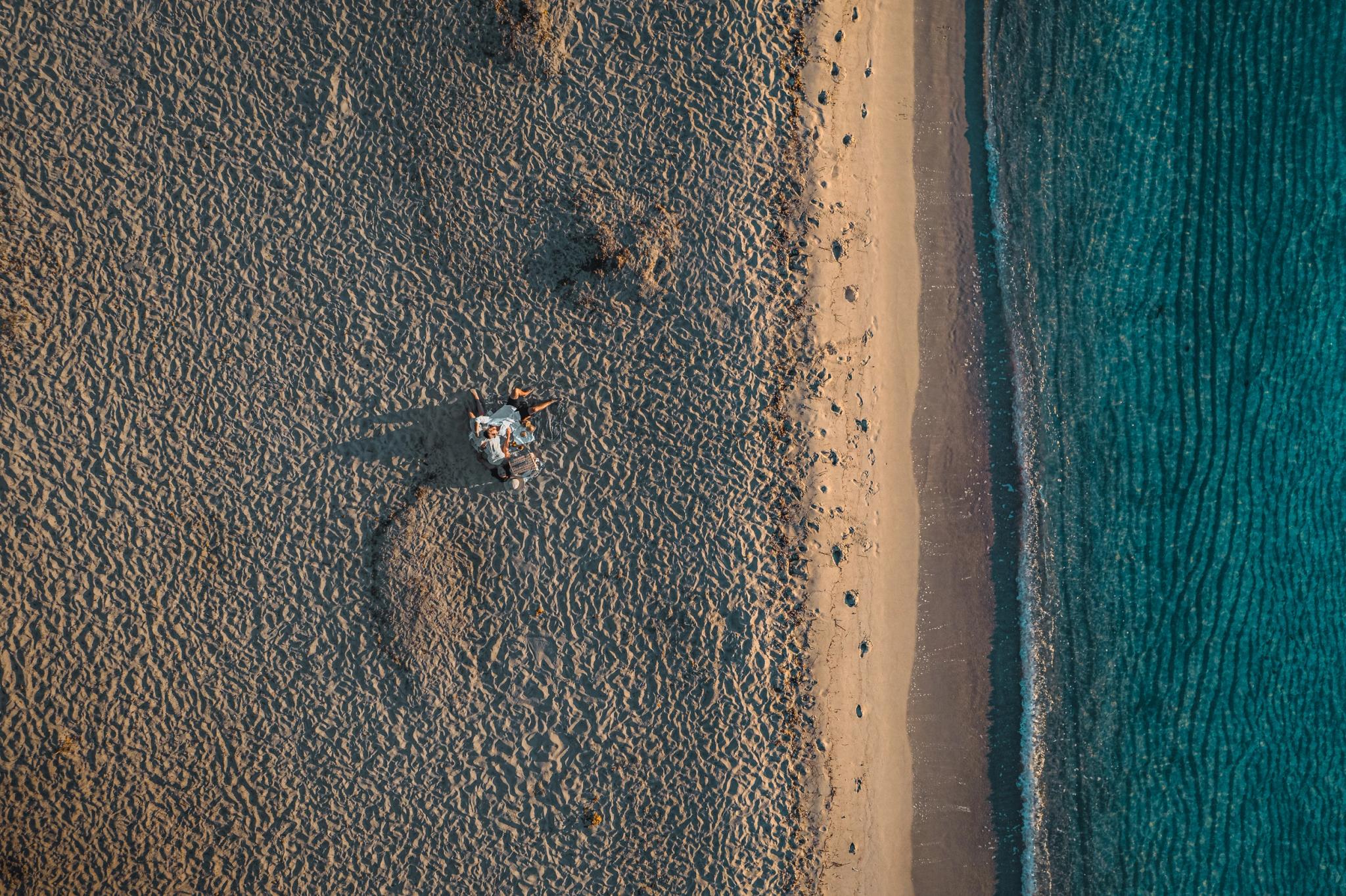 Vue d'un drone d'un homme allongé sur la plage aux alentours des Oliviers de Palombaggia en Corse-du-Sud.