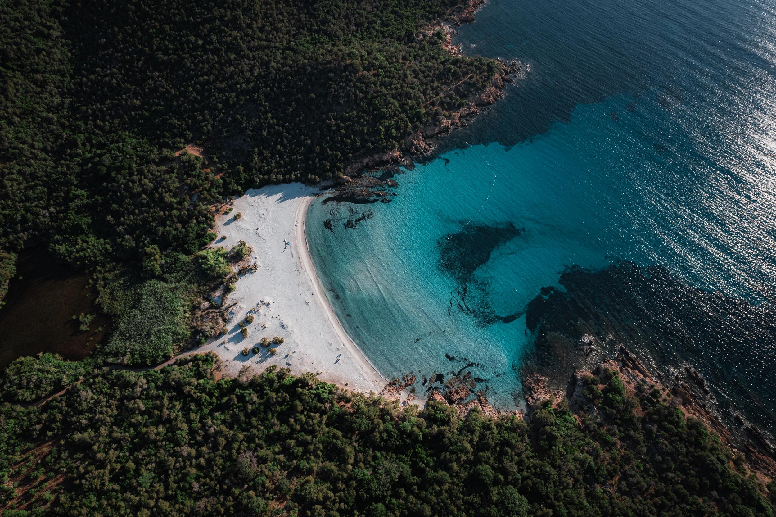 Vue de drone d'une plage paradisiaque entourée d'espaces verts aux alentours des Oliviers de Palombaggia en Corse-du-Sud.