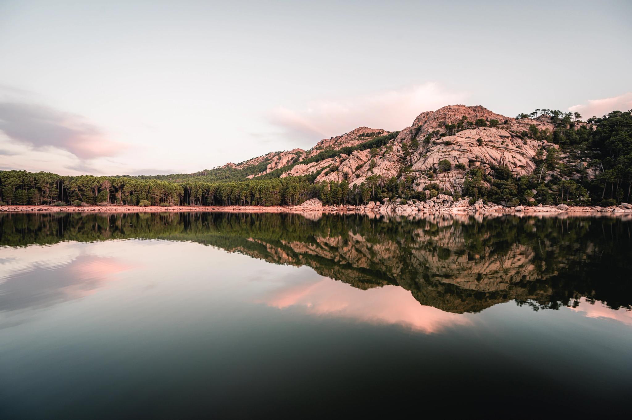 Lac avec montagne et espaces aux alentours des oliviers de Palombaggia en Corse-du-Sud.