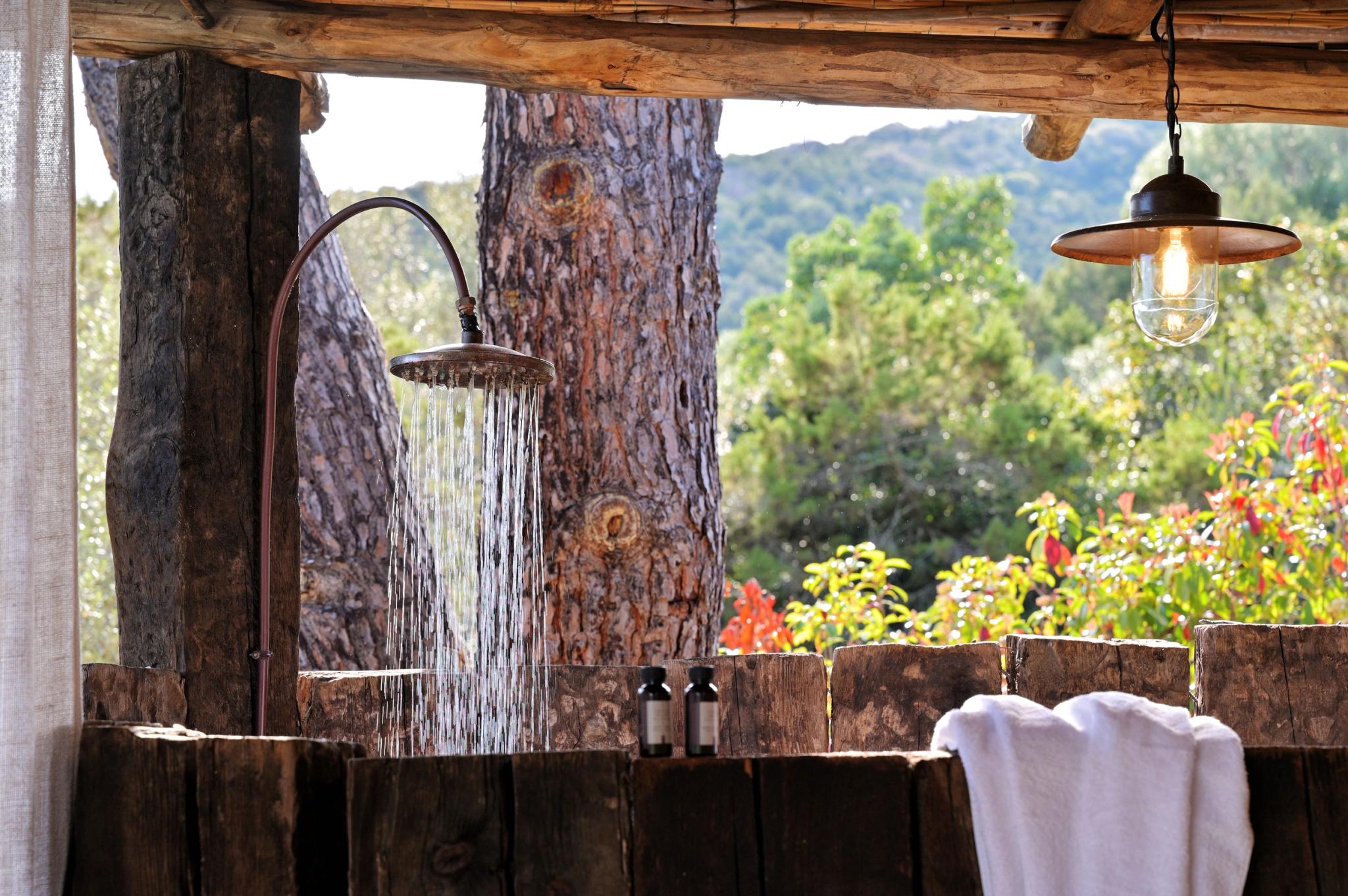 Douche extérieure avec vue sur des espaces verts aux Oliviers de Palombaggia en Corse-du-Sud.