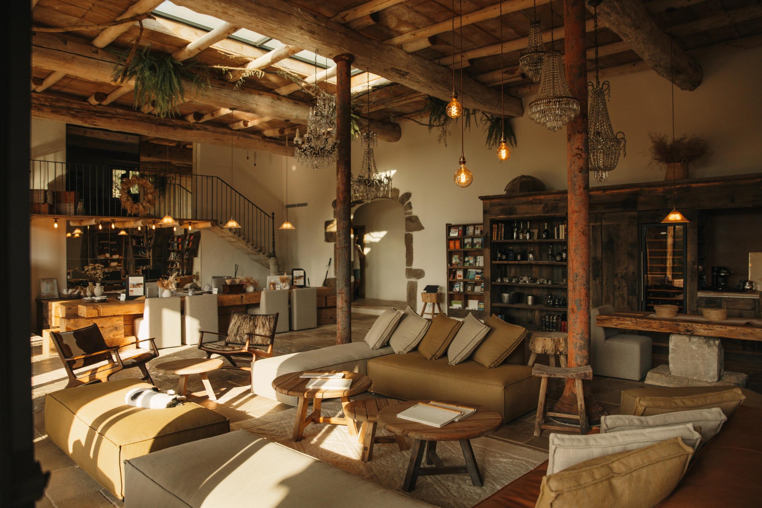 Salon boisé chaleureux aux Oliviers de Palombaggia en Corse-du-Sud.